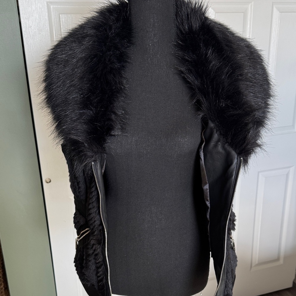 Guess Black Fur-Trimmed Women's Vest. - Picture 4 of 10
